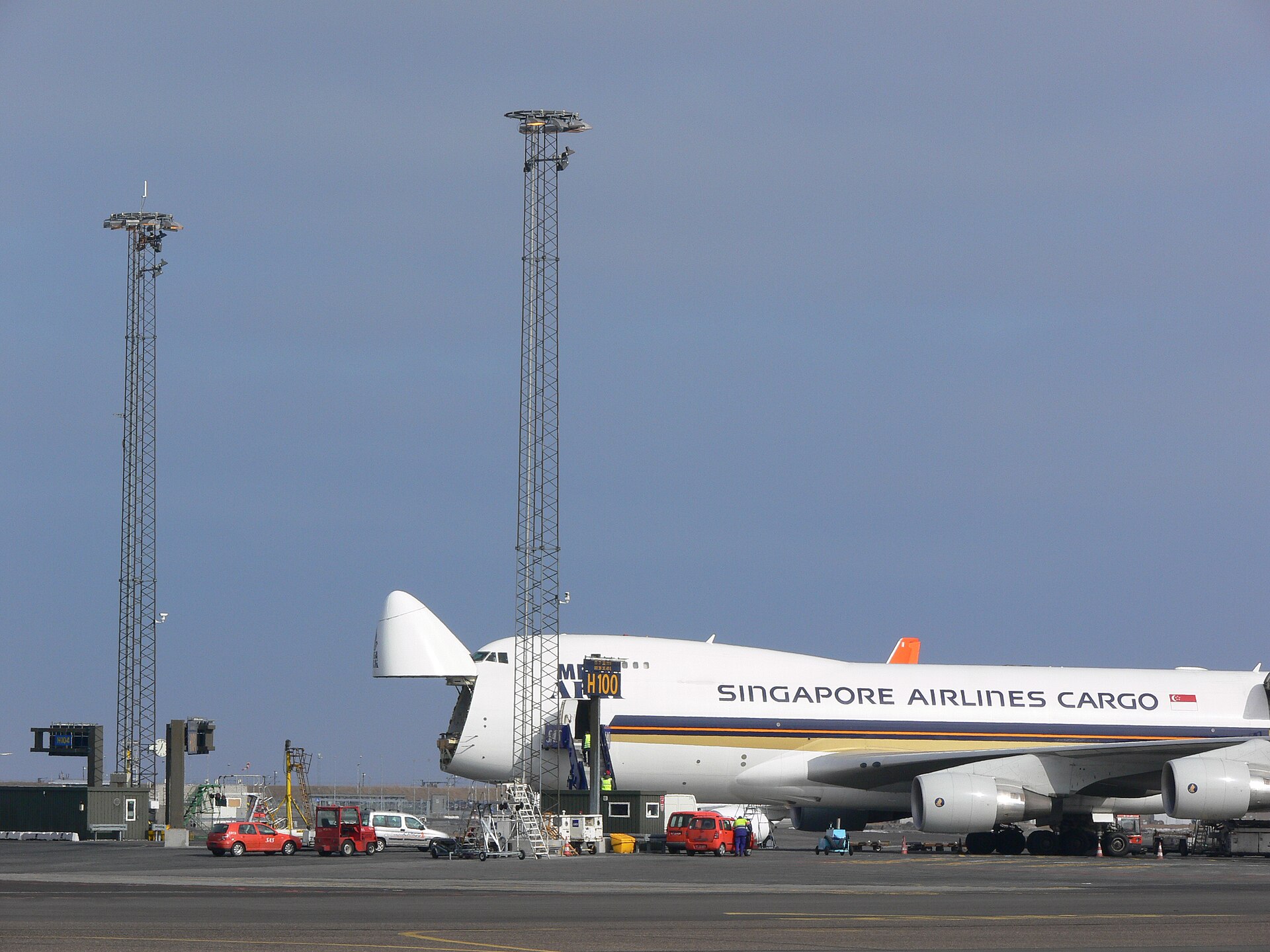 Погрузка в Boeing 747F