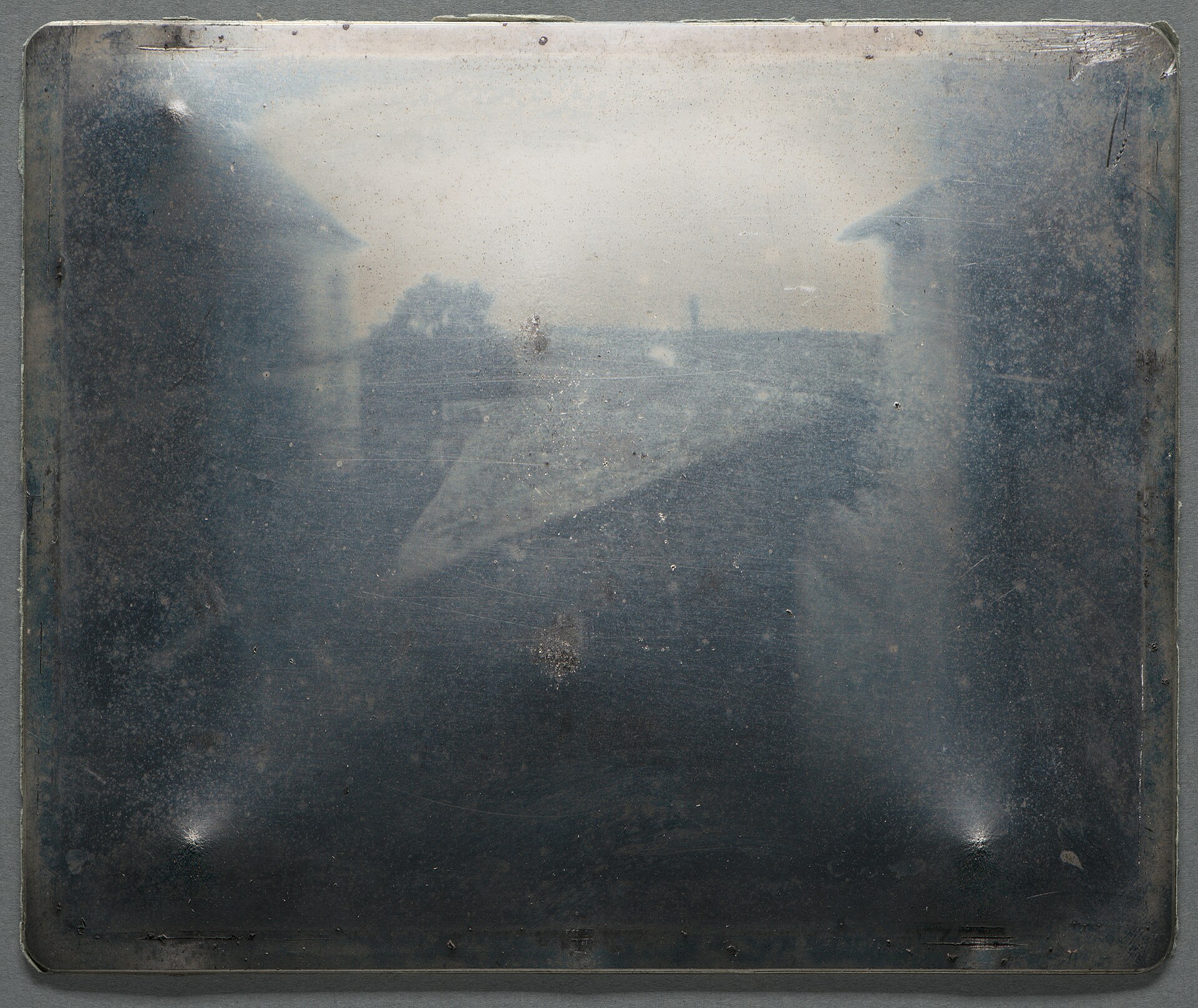 «Вид из окна в Ле-Гра» (1826) — первая сохранившаяся фотография, музей Harry Ransom
